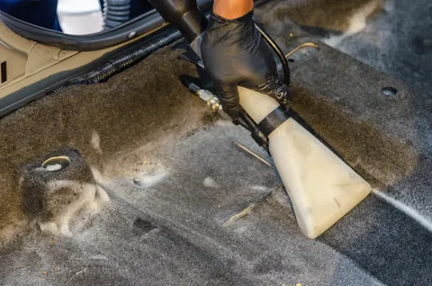 Aspiradora para auto: cómo elegir entre mano y agua